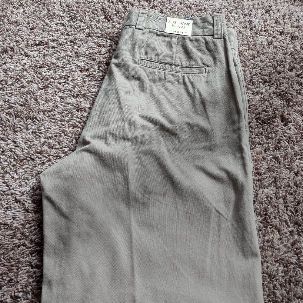 NWT Gap 35 X 32 Flat Front Khaki's Men's